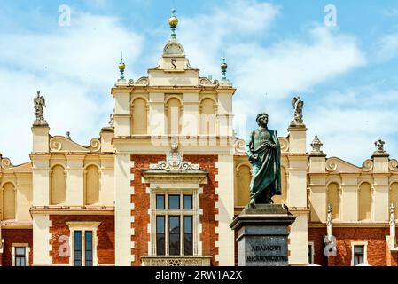 Das 1898 enthüllte Denkmal von Adam Mickiewicz, einer der einflussreichsten und bedeutendsten Persönlichkeiten der polnischen Poesie, ziert den Hauptplatz der Stadt. Stockfoto