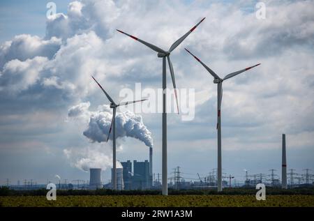 Teutschenthal, Deutschland. September 2023. Windräder drehen vor der Kulisse des Braunkohlekraftwerks Schkopau westlich von Halle (Saale). Quelle: Jan Woitas/dpa/Alamy Live News Stockfoto