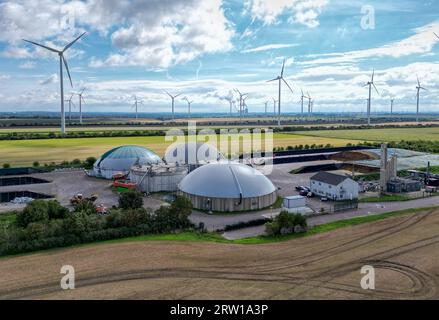 Teutschenthal, Deutschland. September 2023. Am Rande eines Windparks westlich von Halle (Saale) steht eine Biogasanlage, im Hintergrund das Braunkohlekraftwerk Schkopau. (Luftaufnahme mit Drohne) Kredit: Jan Woitas/dpa/Alamy Live News Stockfoto