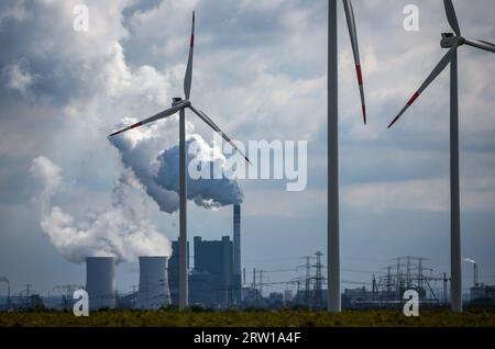 Teutschenthal, Deutschland. September 2023. Windräder drehen vor der Kulisse des Braunkohlekraftwerks Schkopau westlich von Halle (Saale). Quelle: Jan Woitas/dpa/Alamy Live News Stockfoto