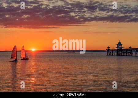 Clevedon Pier an einem hellen und farbenfrohen Abend, während die Sonne über der walisischen Küste untergeht Stockfoto