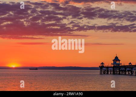 Clevedon Pier an einem hellen und farbenfrohen Abend, während die Sonne über der walisischen Küste untergeht Stockfoto