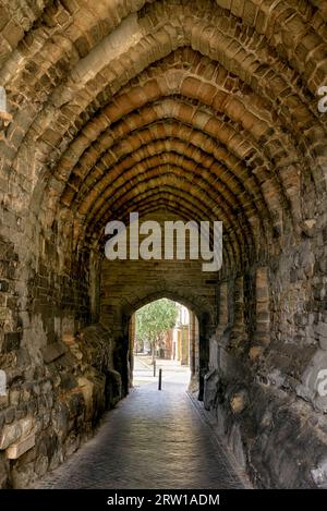 Stone Bogenway UK. West Gate Warwick. Klasse I gelistet neben dem Lord Leycester Hospital and Rest Home, England, Stockfoto