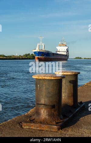 Schiff, das auf der donau, sulina, rumänien an Land kommt Stockfoto