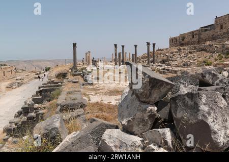 Blick auf die Säulen der achteckigen Kirche und Kirchenterrasse (Cardo auf der linken Seite) in der antiken Stadt Gadara, Umm Qais, Jordanien. Stockfoto