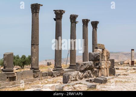 Säulen der achteckigen Kirche und Kirchenterrasse in der antiken Stadt Gadara, Umm Qais, Jordanien. Stockfoto