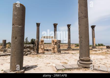 Säulen der achteckigen Kirche, ihr Tor und die Kirchenterrasse in der antiken Stadt Gadara, Umm Qais, Jordanien. Stockfoto