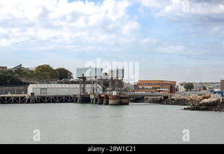 Die Fähren an den Millbay Docks von Plymouth sahen abgenutzt und niedergeschlagen aus. Derzeit Sitz von Brittany Ferries mit Verbindungen in Frankreich und Spanien. Pl Stockfoto