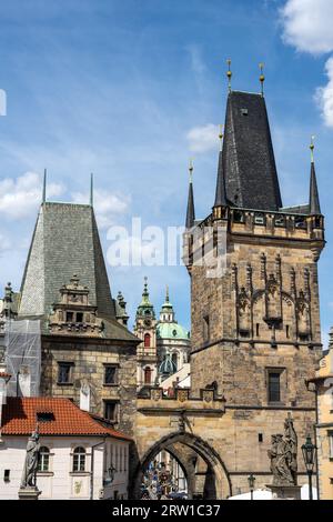 Blick von der Karlsbrücke entfernt mit vielen Türmen in Prag, Tschechische Republik Stockfoto