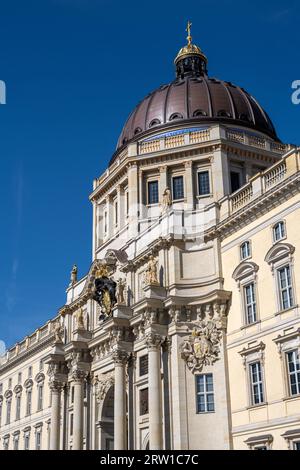 Detail des Eingangsportals des wiederaufgebauten Berliner Stadtschlosses vor einem blauen Himmel Stockfoto