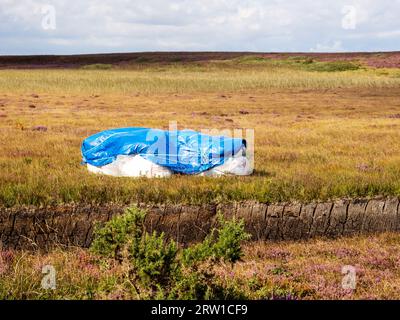 Torfschnitt auf einem Torfmoor in der Nähe von Glenegedale auf Islay, Inner Hebrides, Schottland, Vereinigtes Königreich. Stockfoto