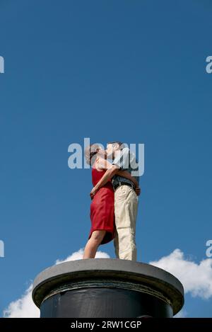 24.08.2018, Deutschland, Nordrhein-Westfalen, Düsseldorf - Moderne Skulptur eines küssenden Paares auf einer Werbesäule, Projekt die Säulenheiligen von Stockfoto