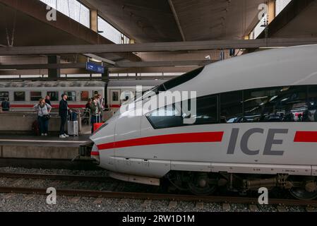 26.08.2018, Deutschland, Nordrhein-Westfalen, Düsseldorf - ICE am Hauptbahnhof Düsseldorf. 00A180826D730CAROEX.JPG [MODELLVERSION: NEIN, EIGENSCHAFT RELEA Stockfoto