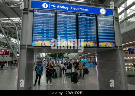 26.08.2018, Deutschland, Nordrhein-Westfalen, Düsseldorf - Abflüge, Passagiere vor Anzeigetafel mit Abfahrtszeiten, Flughafen Düsseldorf. Stockfoto