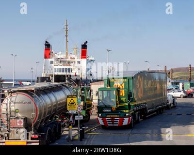 Emissionen einer Fähre in Port Ellen auf Islay, Inner Hebrides, Schottland, Vereinigtes Königreich. Stockfoto