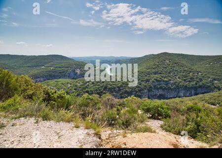 Ein atemberaubender Blick auf die Gorges de l'Ardèche, wo sich der Fluss durch die grünen Felsen schlängelt. Stockfoto