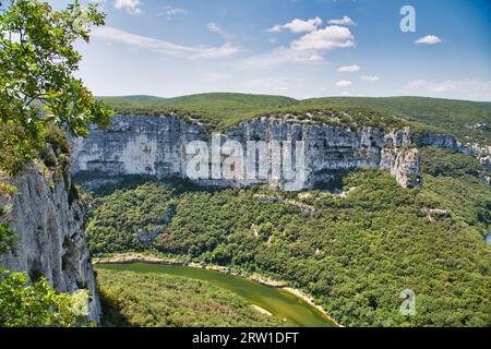 Ein atemberaubender Blick auf die Gorges de l'Ardèche, wo sich der Fluss durch die grünen Felsen schlängelt. Stockfoto