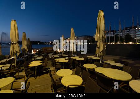 20.06.2022, Deutschland, Hamburg, Hamburg - Café abends geschlossen auf der Aussenalster in der Stadt. 00A220620D671CAROEX.JPG [MODELLVERSION: NICHT ANWENDBAR Stockfoto