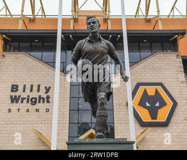 Statue von Billy Wright vor dem Spiel Wolverhampton Wanderers vs Liverpool in Molineux, Wolverhampton, Großbritannien, 16. September 2023 (Foto: Mike Jones/News Images) Stockfoto