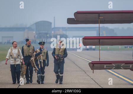 Duxford, Großbritannien. September 2023. Fokker DR1 Replik Tri Flugzeug ist aus Pas Living History Bomber Command Re-enactors - die Duxford Battle of Britain Air Show im Imperial war Museum (IWM) Duxford. Guy Bell/Alamy Live News Stockfoto