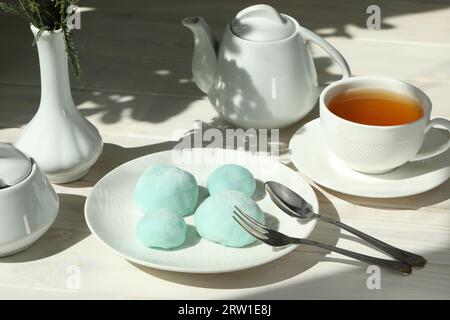 Bunte japanische Süßigkeiten wie Daifuku oder Mochi. Süßigkeiten auf dem Teller mit einer Tasse Tee Stockfoto