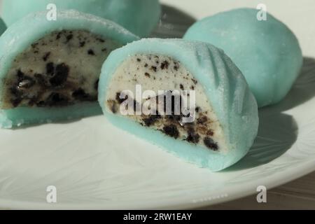 Bunte japanische Süßigkeiten wie Daifuku oder Mochi in Scheiben. Süßigkeiten sind auf dem Teller Stockfoto