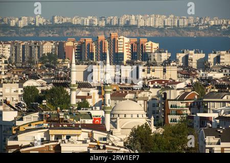 28.10.2022, Türkei, Antalya, Antalya - Blick von Westen über die Metropole in Richtung Stadtzentrum (am Horizont), vor einer Moschee. 00A221028D1 Stockfoto