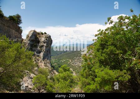 Ein atemberaubender Blick auf die Gorges de l'Ardèche, wo sich der Fluss durch die grünen Felsen schlängelt. Stockfoto