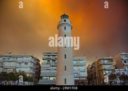 ALEXANDROUPOLIS - 21. AUGUST: Der Leuchtturm von Alexandroupolis im Norden Griechenlands, umgeben von orangenem Rauch während der katastrophalen Brände im August 202 Stockfoto