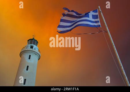 ALEXANDROUPOLIS - 21. AUGUST: Der Leuchtturm von Alexandroupolis im Norden Griechenlands, umgeben von orangenem Rauch während der katastrophalen Brände im August 202 Stockfoto