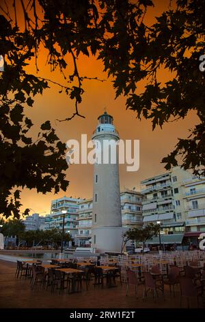 ALEXANDROUPOLIS - 21. AUGUST: Der Leuchtturm von Alexandroupolis im Norden Griechenlands, umgeben von orangenem Rauch während der katastrophalen Brände im August 202 Stockfoto