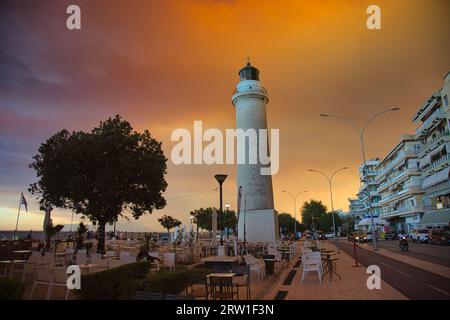 ALEXANDROUPOLIS - 21. AUGUST: Der Leuchtturm von Alexandroupolis im Norden Griechenlands, umgeben von orangenem Rauch während der katastrophalen Brände im August 202 Stockfoto