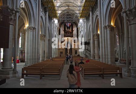 LAUSANNE, SCHWEIZ - 5. AUGUST 2023: Menschen im Mittelschiff der gotischen Kathedrale Notre Dame Stockfoto