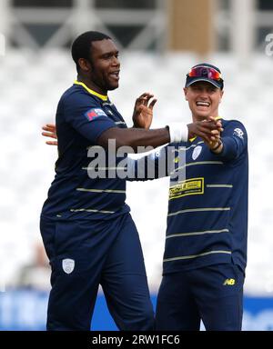 Hampshire's Keith Barker (links) feiert, nachdem er den Wicket von Leicestershires Wiaan Mulder beim Metro Bank One-Day Cup Finale in Trent Bridge, Nottingham, gewonnen hat. Bilddatum: Samstag, 16. September 2023. Stockfoto