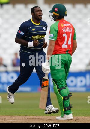 Hampshire's Keith Barker (links) feiert, nachdem er den Wicket von Leicestershires Wiaan Mulder beim Metro Bank One-Day Cup Finale in Trent Bridge, Nottingham, gewonnen hat. Bilddatum: Samstag, 16. September 2023. Stockfoto