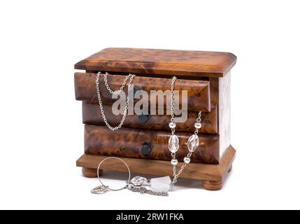 Kleine Kommode aus Holz, die praktisch ist, um kleine Schmuckstücke aufzubewahren Stockfoto