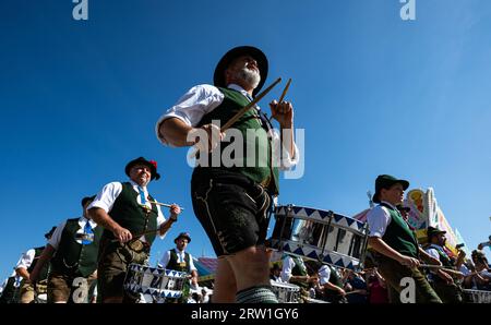 München, Deutschland. September 2023. Musiker beim Eintritt in die Wiesnwirte. Die 188. Wiesn findet in diesem Jahr vom 16.09. Bis 03.10.2023 statt. Quelle: Lukas Barth/dpa/Alamy Live News Stockfoto