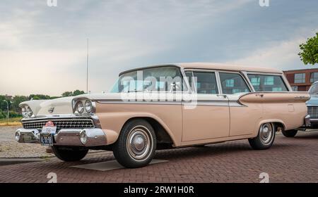 Lelystad, Niederlande, 18.06.2023, Vintage Ford Country Sedan von 1959 beim National Oldtimer Day Stockfoto