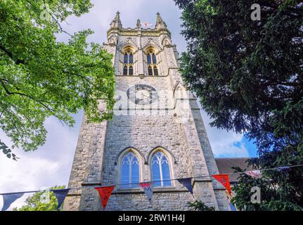 London, England, Großbritannien - 28. August 2023: Blick auf die gezackte Turmuhr von St. George's Parish mittelalterliche Kirche gegen den Himmel im Dorf Beckenham Stockfoto