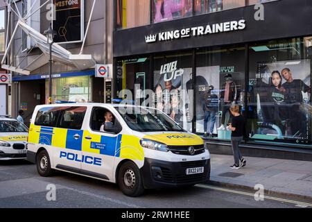 Polizeipräsenz in der Oxford Street nach einer Reihe von jüngsten Vorfällen, bei denen Beiträge in sozialen Medien am 17. August 2023 in London, Vereinigtes Königreich, zu Plünderungen und Unruhen unter einigen Jugendlichen aufriefen. Posts auf TikTok und Snapchat wurden häufig geteilt und begannen unter dem Hashtag Oxford Circus JD-Raub in Bezug auf den Shop JD Sports in den Trend zu treten. Stockfoto