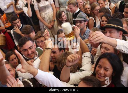 München, Deutschland. September 2023. Die ersten 50 Liter Bier werden den Besuchern nach dem Abzapfen im Paulaner Festzelt ausgehändigt. Die 188. Wiesn findet in diesem Jahr vom 16.09.-03.10.2023. Statt. Quelle: Karl-Josef Hildenbrand/dpa/Alamy Live News Stockfoto