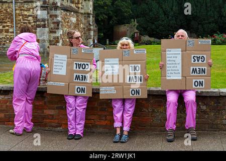 Wimborne, Dorset, Großbritannien. September 2023. Global marsch über die Welt, um ein Ende der fossilen Brennstoffe zu fordern - Extinction Rebellion XR demonstriert mit Plakaten in Wimborne, Dorset. Der Klimawandel wird die Welt AUF DEN KOPF stellen. Quelle: Carolyn Jenkins/Alamy Live News Stockfoto