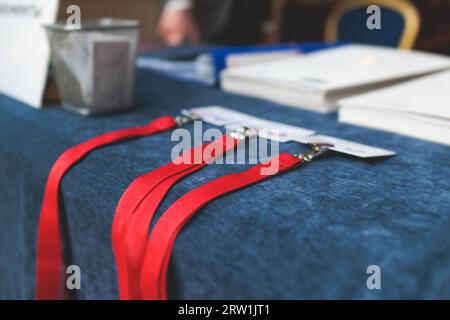 Registrierungstabelle, Prozess des Eincheckens bei einer Konferenz-Kongress-Forum-Veranstaltung, Besucher und Teilnehmer, die das Namensschild und die Eintrittsschreiben erhalten Stockfoto