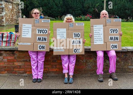 Wimborne, Dorset, Großbritannien. September 2023. Global marsch über die Welt, um ein Ende der fossilen Brennstoffe zu fordern - Extinction Rebellion XR demonstriert mit Plakaten in Wimborne, Dorset. Der Klimawandel wird die Welt AUF DEN KOPF stellen. Quelle: Carolyn Jenkins/Alamy Live News Stockfoto