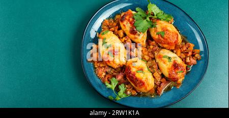 Köstliche gefüllte Tintenfischschlachtkörper mit Salsa-Sauce auf einem Teller. Leerzeichen kopieren. Stockfoto