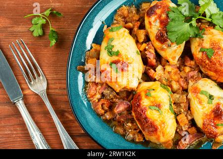 Leckerer gefüllter Tintenfisch mit Salsa-Sauce und Hackfleisch vom Schwein. Stockfoto