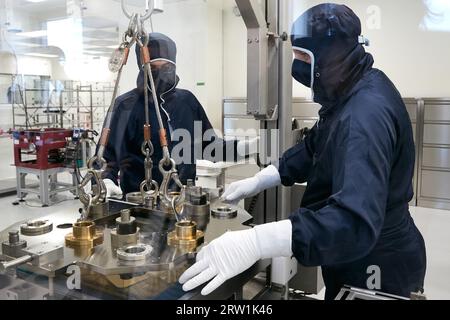 09.05.2023, Deutschland, Berlin, Berlin - Produktionsarbeiter im Reinraum der Berliner Niederlassung von ASML. Hochpräzise Bauteile und Baugruppen aus gl Stockfoto