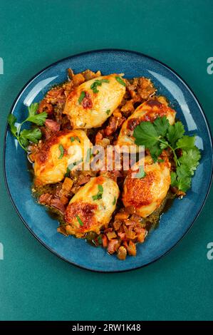 Gebackener gefüllter Tintenfisch mit Salsa-Sauce und Hackfleisch vom Schwein. Stockfoto