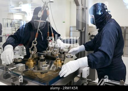 09.05.2023, Deutschland, Berlin, Berlin - Produktionsmitarbeiter im Reinraum der Berliner Niederlassung von ASML. Hochpräzise Bauteile und Baugruppen aus g Stockfoto