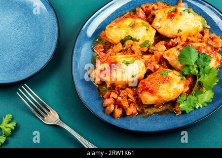 Gebratener gefüllter Tintenfisch oder Calamari mit Salsa-Sauce auf einem Teller. Stockfoto